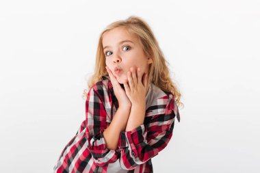 Çok hoş bir küçük kız poz portresi