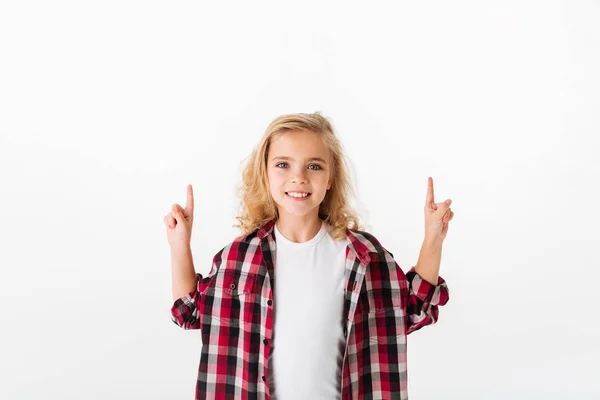 Портрет веселой маленькой девочки, показывающей пальцем вверх. — стоковое фото