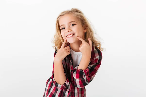 Πορτρέτο του ένα χαριτωμένο κοριτσάκι χαμογελώντας — Φωτογραφία Αρχείου