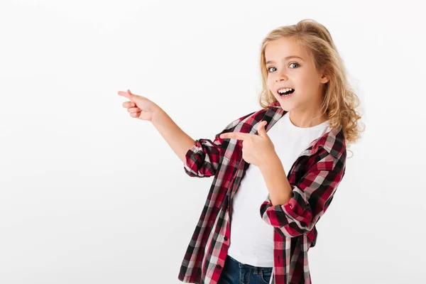 Portret van een enthousiast klein meisje — Stockfoto
