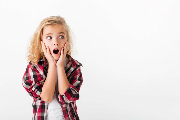 Retrato de una niña agarrada de la mano a la cara —  Fotos de Stock