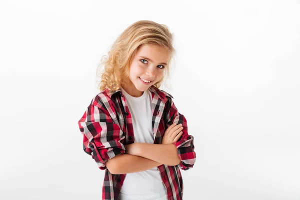 Portret van een lachende meisje permanent met armen gevouwen — Stockfoto