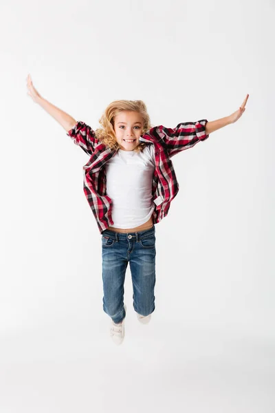 Портрет веселої маленької дівчинки, що стрибає — стокове фото