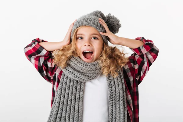 Retrato de una niña excitada vestida con sombrero de invierno —  Fotos de Stock