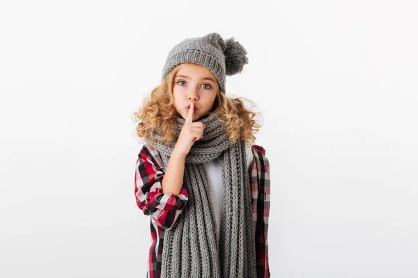 Portret van een mooi klein meisje gekleed in winter hoed — Stockfoto