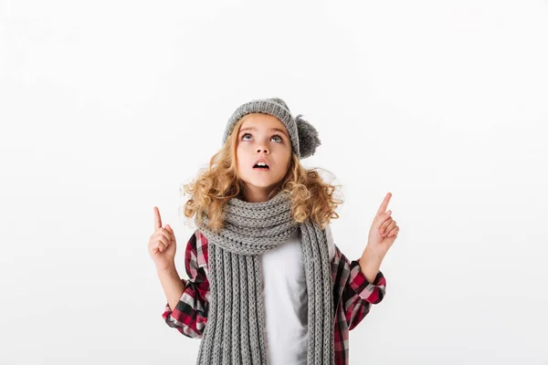 Retrato de una linda niña vestida con sombrero de invierno —  Fotos de Stock