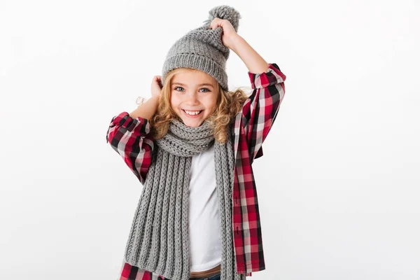 Πορτρέτο του ένα χαρωπό κοριτσάκι ντυμένο με καπέλο χειμώνα — Φωτογραφία Αρχείου