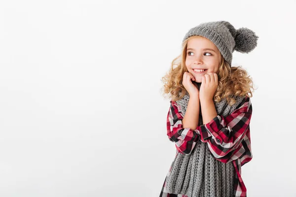 Retrato de uma linda menina vestida de chapéu de inverno — Fotografia de Stock