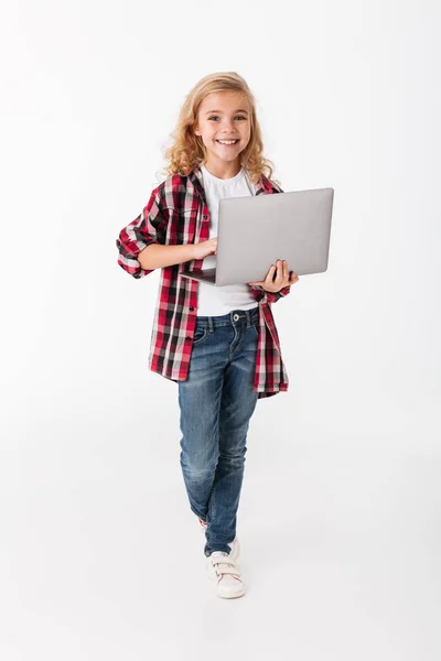 Volledige lengte portret van een lachende meisje met laptop — Stockfoto