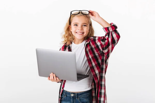 Portret van een lachende meisje in brillen — Stockfoto