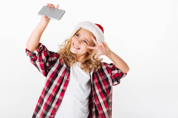 Retrato de una niña alegre vestida con sombrero de Navidad —  Fotos de Stock