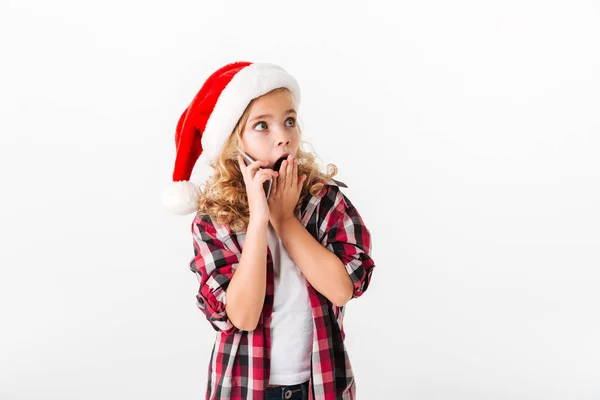 Retrato de una niña sorprendida vestida con sombrero de Navidad — Foto de Stock