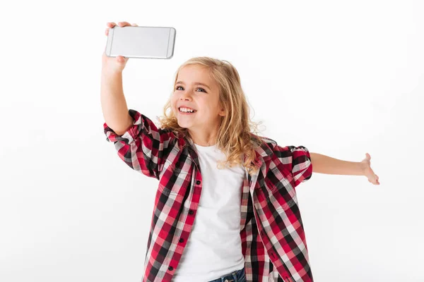 Retrato de una niña excitada tomando una selfie —  Fotos de Stock