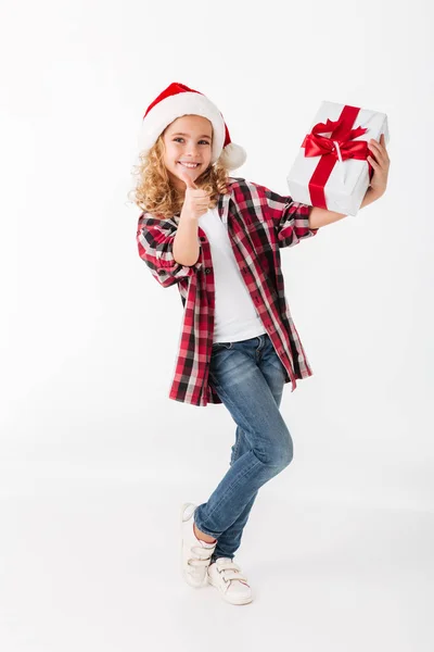 Retrato completo de una niña sosteniendo una caja de regalo — Foto de Stock