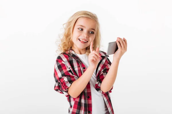 Портрет возбужденной маленькой девочки, играющей в игры — стоковое фото