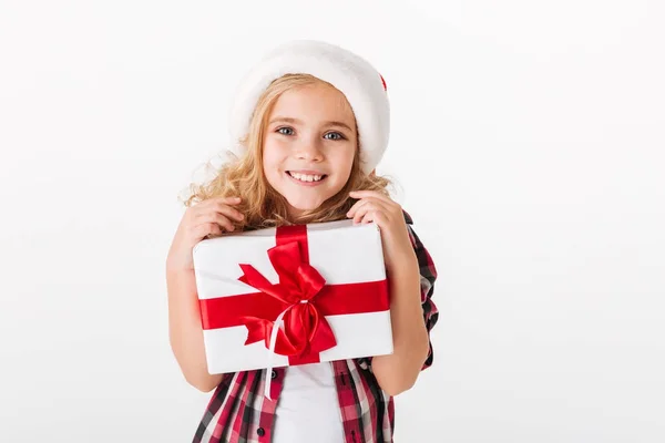 Portrait of a lovely little girl holding gift box — Stock Photo, Image