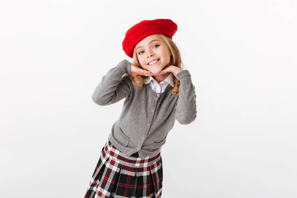 Retrato de una colegiala sonriente vestida de uniforme posando — Foto de Stock