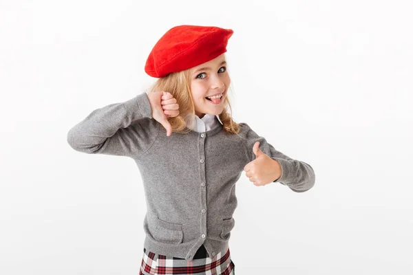 Portrait d'une drôle d'écolière vêtue d'uniforme — Photo