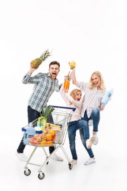 Tam uzunlukta eğleniyor mutlu bir aile portresi