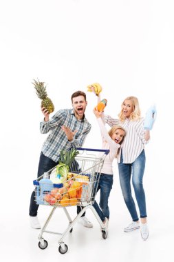 Neşeli bir aile eğleniyor tam uzunlukta portresi