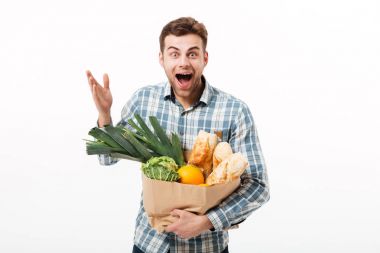 Kağıt torba tutarak şaşırmış gibi bir adam portresi