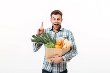 Kağıt torba tutarak mutlu bir adam portresi