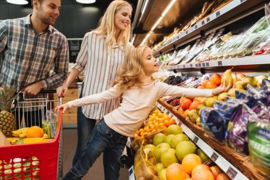 Süpermarkette alışveriş sepeti ile aile