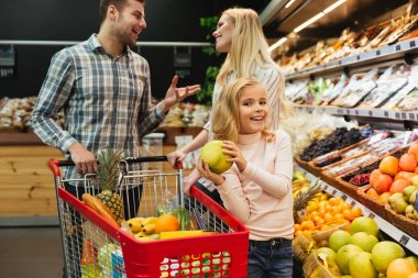 alışveriş sepeti ile mutlu bir aile