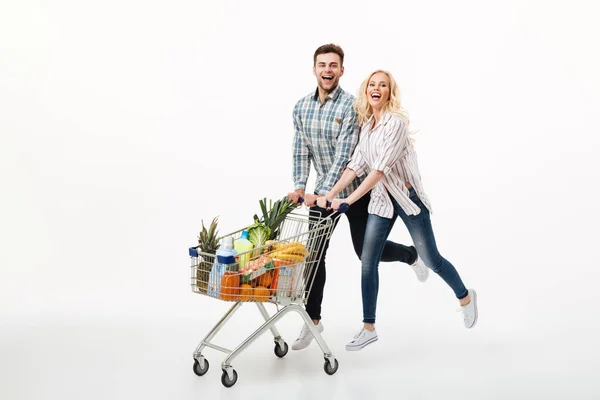 Retrato de larga duración de una feliz pareja corriendo — Foto de Stock