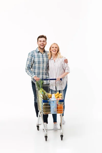 Retrato completo de una pareja sonriente de pie — Foto de Stock