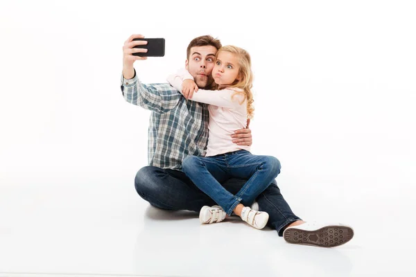 Retrato de un padre gracioso y su hijita — Foto de Stock