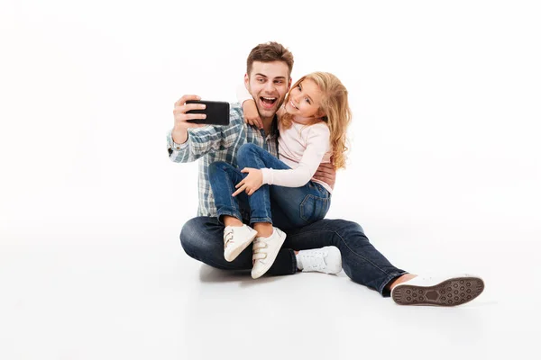 Portrait d'un père joyeux et de sa petite fille — Photo