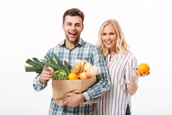 Retrato de um casal atraente segurando saco de compras de papel — Fotografia de Stock