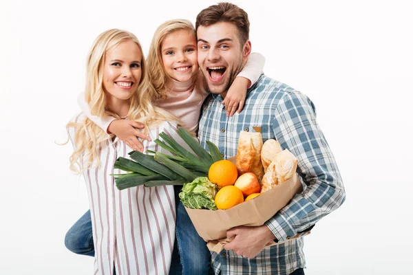 Retrato de una hermosa familia sosteniendo papel bolsa de compras — Foto de Stock