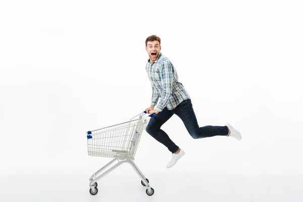 Retrato de comprimento total de um homem alegre pulando — Fotografia de Stock