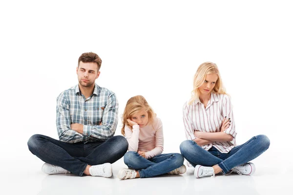 Retrato de una familia molesta sentada junta —  Fotos de Stock