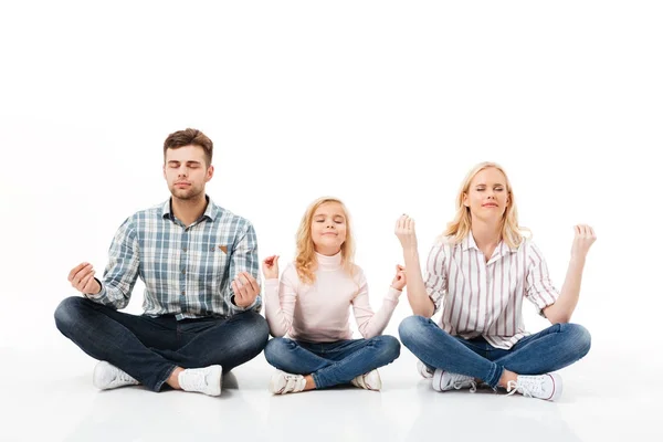 Retrato de una familia feliz meditando —  Fotos de Stock