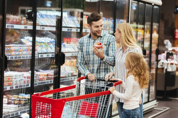 Boldog család bevásárlókocsi szupermarketben — Stock Fotó