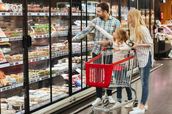 Familia con carrito de compras en supermercado — Foto de Stock