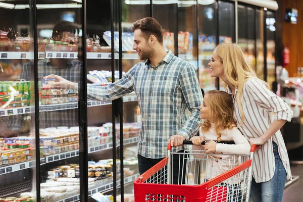 Glückliche Familie, die sich gemeinsam für Lebensmittel entscheidet — Stockfoto