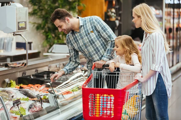 Familia feliz con niño comprando comida — Foto de Stock