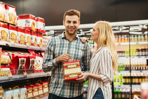 Casal feliz comprando comida para o Natal — Fotografia de Stock