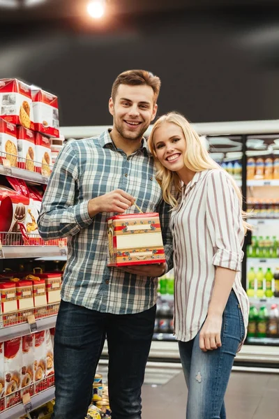 Pareja sonriente comprando comida para Navidad —  Fotos de Stock