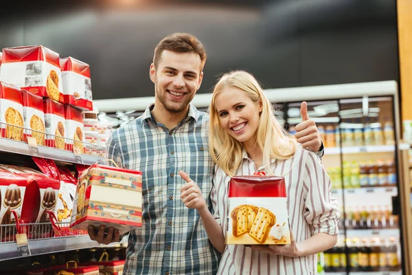 Casal alegre comprando comida para o Natal — Fotografia de Stock