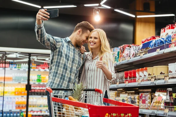 Pareja feliz mostrando pulgares hacia arriba — Foto de Stock