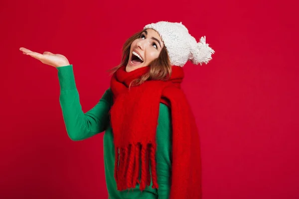 Glückliche brünette Frau in Pullover, lustiger Mütze und Schal — Stockfoto