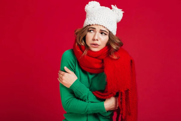 Mulher morena confusa em suéter, chapéu engraçado e cachecol — Fotografia de Stock