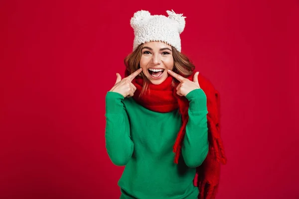 Lächelnde brünette Frau in Pullover, lustiger Mütze und Schal — Stockfoto
