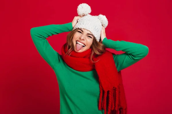 Glückliche junge hübsche Frau mit Hut und warmem Schal — Stockfoto