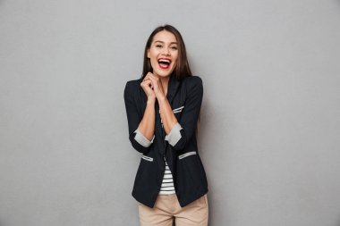 Kameraya bakarak gülme Asya iş kadını görüntüsünü